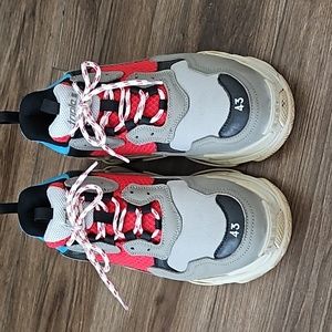 Great condition Triple S Size 43